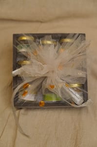 Navratna Tray is a mixture of items Gulab Bahar Mukhwas,Harit Pista Mukhwas,Green Tea,Candy Sugar Gift Box