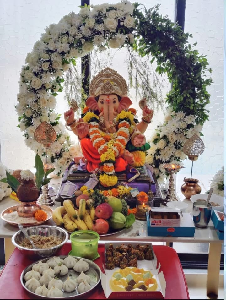 Elegant White Floral Ring Ganpati Setup
